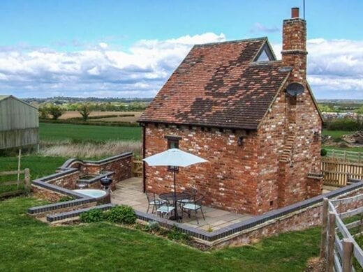 Dog friendly Owl Cottage in Warwickshire