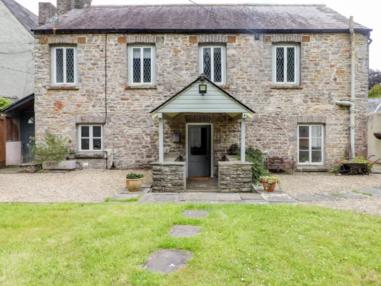 The Robin's Nest - dog friendly cottage in the Vale of Glamorgan